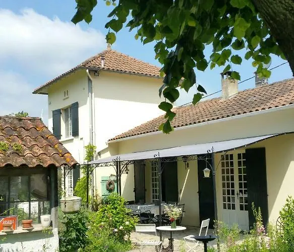 Bed & Breakfast Le Savoir Vivre Bonnes (Charente)